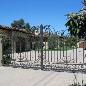China Driveway Gate Wrought Iron Gate Aluminum Gate for Sale