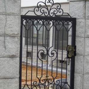 China Luxury Wrought Iron Gate Design For Home Garden