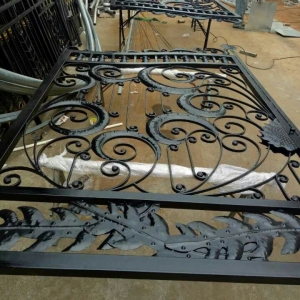 China Aluminum Customisation Sliding Swing Iron Gate Driveway Gate Automatic Entrance Main Gates Villa Garden Security Grill Design